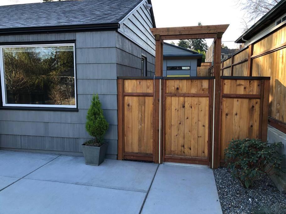 Cozy Crown Hill Carkeek Cottage W/3 Beds, Full Kitchen & Backyard In North סיאטל מראה חיצוני תמונה