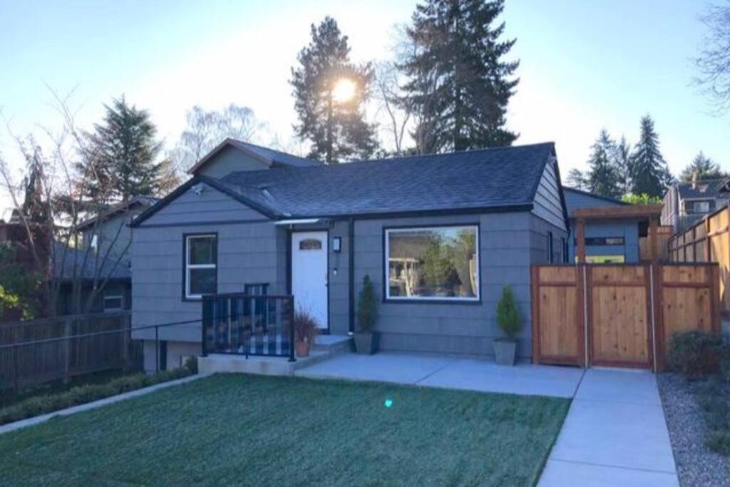 Cozy Crown Hill Carkeek Cottage W/3 Beds, Full Kitchen & Backyard In North סיאטל מראה חיצוני תמונה